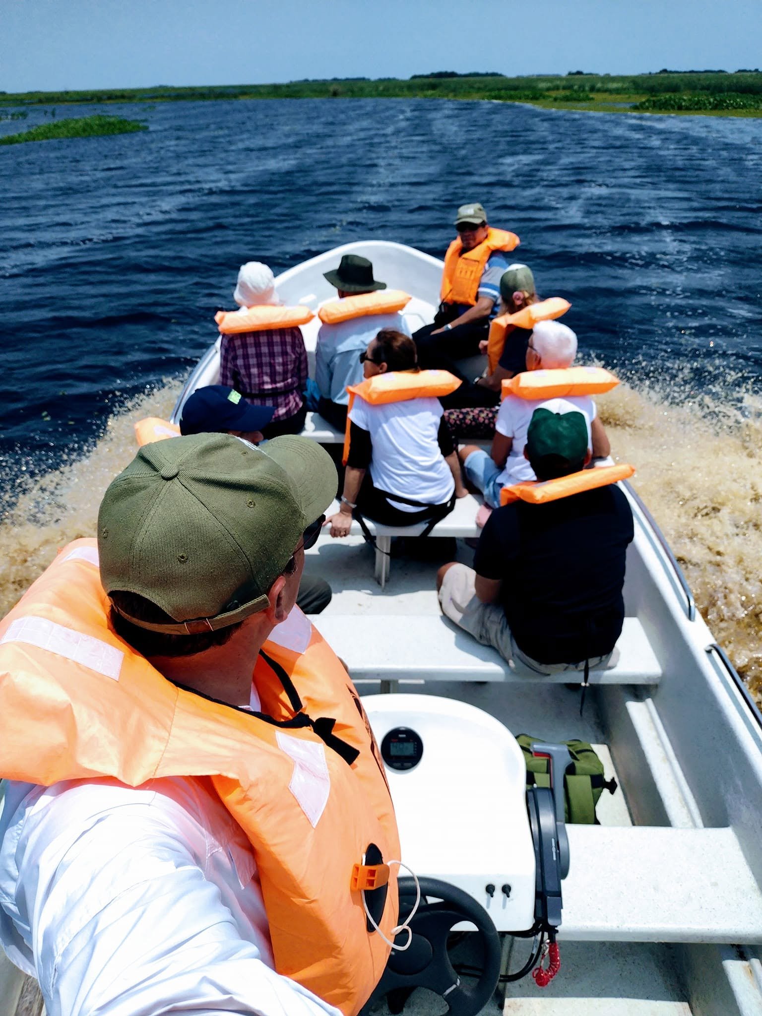 Grupo navegando durante una excursión