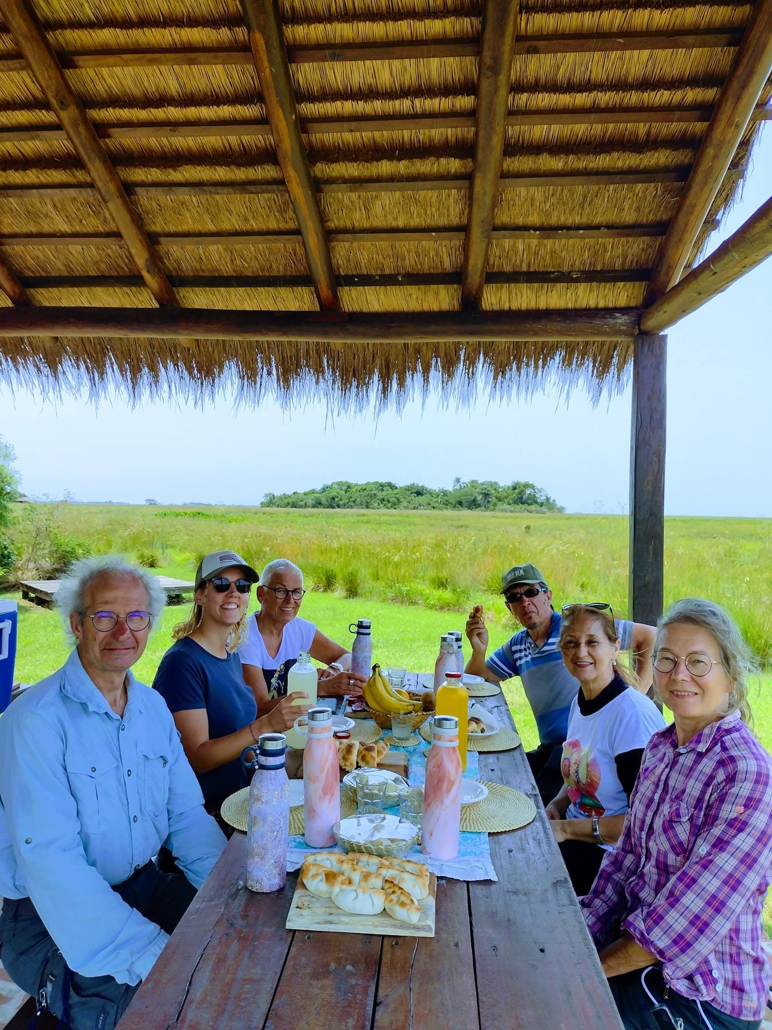 Grupo compartiendo una comida